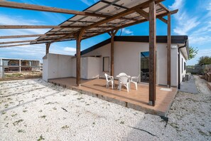 Outdoor dining - Apartment 'Limone' with Private Terrace, Wi-Fi, Air Conditioning and EV Charging Station (Pachino)