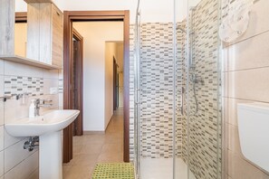 Shower, hair dryer, towels - Apartment 'Limone' with Private Terrace, Wi-Fi, Air Conditioning and EV Charging Station (Pachino)