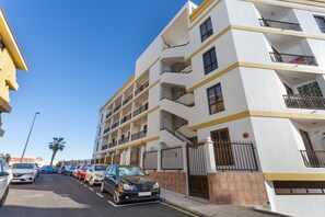 Exterior - Vacation 'Dorado Atardecer Beach Sand' with Sea View, Shared Pool and Wi-Fi (Puerto de Santiago)