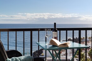 Outdoor dining - Vacation 'Dorado Atardecer Beach Sand' with Sea View, Shared Pool and Wi-Fi (Puerto de Santiago)