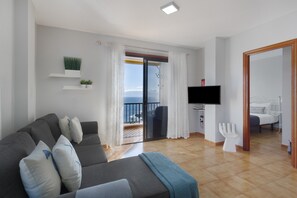 2 bedrooms, iron/ironing board, free WiFi, bed sheets - Vacation 'Dorado Atardecer Beach Sand' with Sea View, Shared Pool and Wi-Fi (Puerto de Santiago)