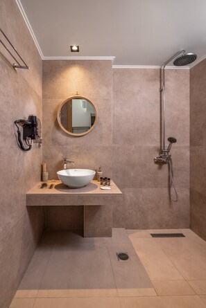 Een douche, een haardroger, handdoeken