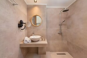 Douche, séchoir à cheveux, serviettes fournies