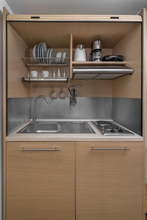Refrigerador, parrilla de estufa, cafetera y tetera y tetera eléctrica 