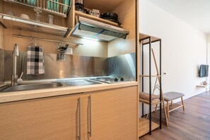 Fridge, stovetop, coffee/tea maker, electric kettle