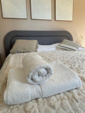 1 dormitorio, tabla de planchar con plancha, wifi y ropa de cama