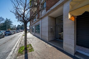 Exterior detail - Bright 80 sqm apartment in Piazza Chiavris, located on the second floor of a building with an elevator (accessible via steps). Ideal for 3 guests, it offers a cozy living room, a fully equipped kitchen, two bedrooms, a bathroom, a balcony and a terrace.  (Udine)