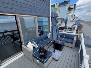 Terrace/patio - 3 bedroom, waterfront cottage on the shores of the Chesapeake Bay. (North Beach)