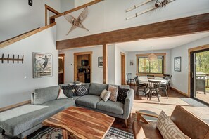 スマートテレビ、暖炉、テーブルサッカー台