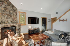 Smart TV, fireplace, table football - New! Chateau Coronet with Mountain Views & Sauna, minutes to Downtown Breck (Breckenridge)
