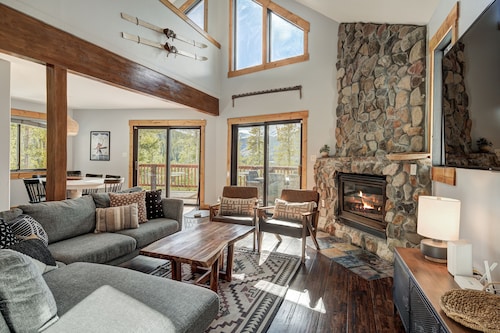 New! Chateau Coronet with Mountain Views & Sauna, minutes to Downtown Breck