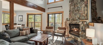 New! Chateau Coronet with Mountain Views & Sauna, minutes to Downtown Breck