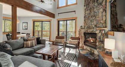 New! Chateau Coronet with Mountain Views & Sauna, minutes to Downtown Breck