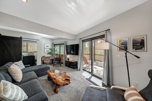 スマートテレビ、暖炉、テーブルサッカー台