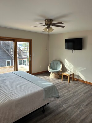 4 bedrooms, desk, iron/ironing board, travel crib