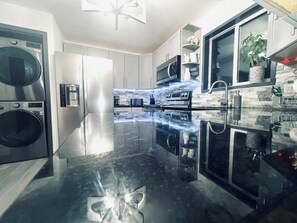 Frigorifero, microonde, forno, piano cottura