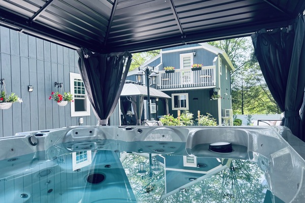 Banyera d'hidromassatge a l'aire lliure