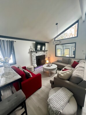 Smart TV, caminetto, libri, stampante