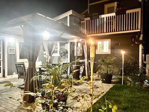 Outdoor dining - Tranquility in 3br Pocono house Private Pool, Sauna,Hot tub, game room, fire pit (East Stroudsburg)