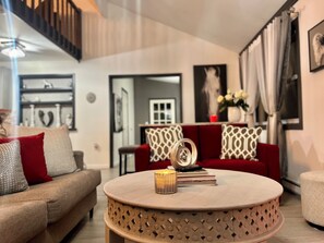 Smart TV, caminetto, libri, stampante