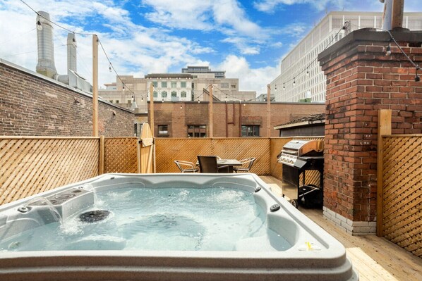 Outdoor spa tub - Chic DT MTL Condo w/ Rooftop, BBQ & Jacuzzi (Montréal)