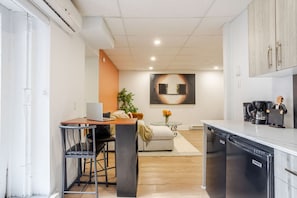 Interior - Chic DT MTL Condo w/ Rooftop, BBQ & Jacuzzi (Montréal)
