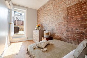 3 bedrooms, iron/ironing board, free WiFi, bed sheets - 3BDR Apt | Rooftop Spa Tub & Grill on Crescent (Montréal)