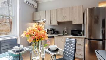 Réfrigérateur, micro-ondes, four, plaque de cuisson