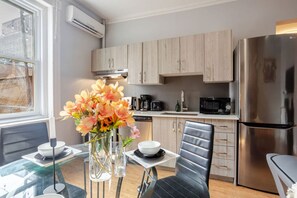 Fridge, microwave, oven, stovetop - 3BDR Apt | Rooftop Spa Tub & Grill on Crescent (Montréal)