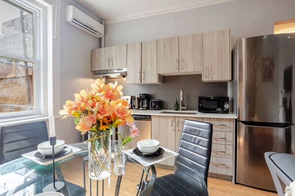 Een koelkast, een microgolfoven, een oven, een kookplaat