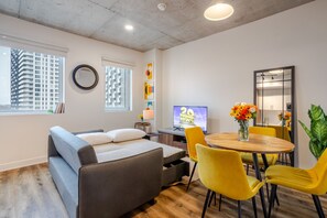 Interior - Modern 1-BDR APT in DT MTL – Prime Location! (Montréal)