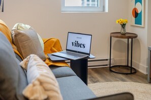 Smart TV - Modern 1-BDR APT in DT MTL – Prime Location! (Montréal)
