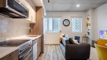 Réfrigérateur, four à micro-ondes, un four, surface de cuisson