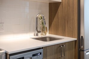 Interior - Modern 1-BDR APT in DT MTL – Prime Location! (Montréal)