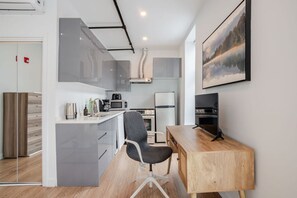 Refrigerador, microondas, horno, placa de cocina