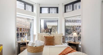 Luxury Apartment - Prime Downtown Spot