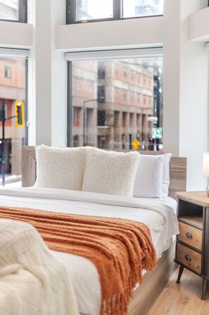 Tabla de planchar con plancha, wifi gratis y ropa de cama 