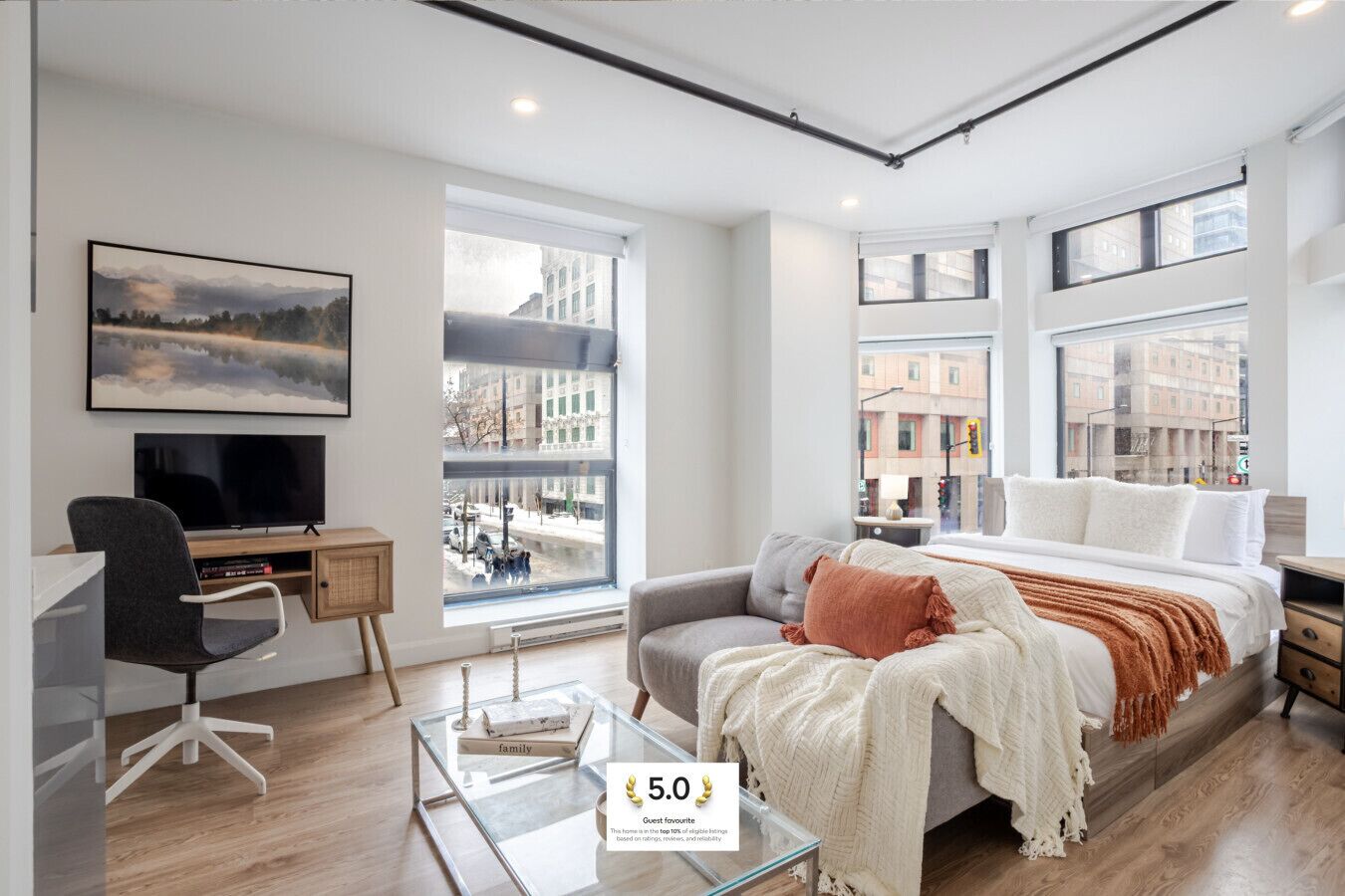 Tabla de planchar con plancha, wifi gratis y ropa de cama 
