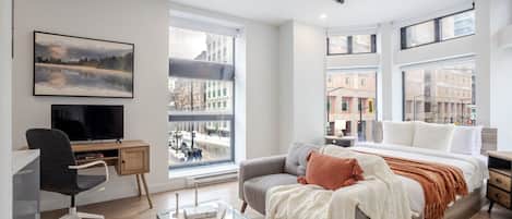 Tabla de planchar con plancha, wifi gratis y ropa de cama