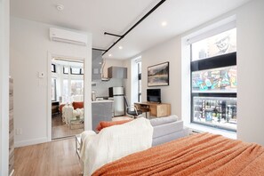 Tabla de planchar con plancha, wifi gratis y ropa de cama 