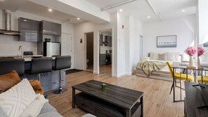 Un apartamento moderno con cocina, comedor y sala de estar.