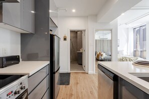 Réfrigérateur, micro-ondes, four, plaque de cuisson