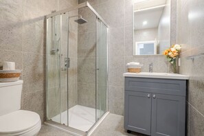 Hair dryer, towels - Cute 1BDR Apt on Bishop St- Heart of MTL (Montréal)