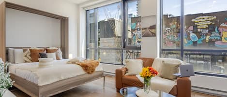 Tabla de planchar con plancha, wifi gratis y ropa de cama