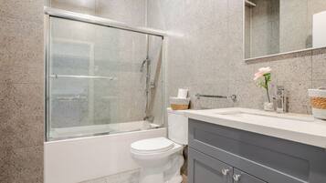 SĂšche-cheveux, serviettes fournies