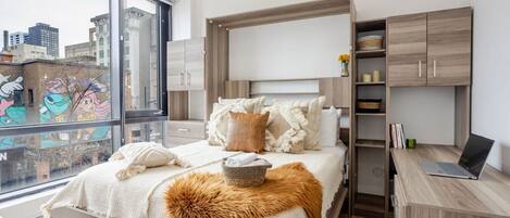 Escritorio, tabla de planchar con plancha, wifi gratis y ropa de cama