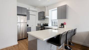 Refrigerador, microondas, horno y parrilla de estufa