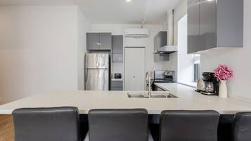 Refrigerador, microondas, horno y parrilla de estufa