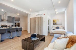 1 habitación, tabla de planchar con plancha, wifi gratis y ropa de cama 