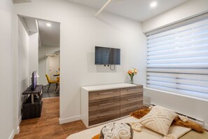 1 habitación, escritorio, tabla de planchar con plancha y wifi gratis 
